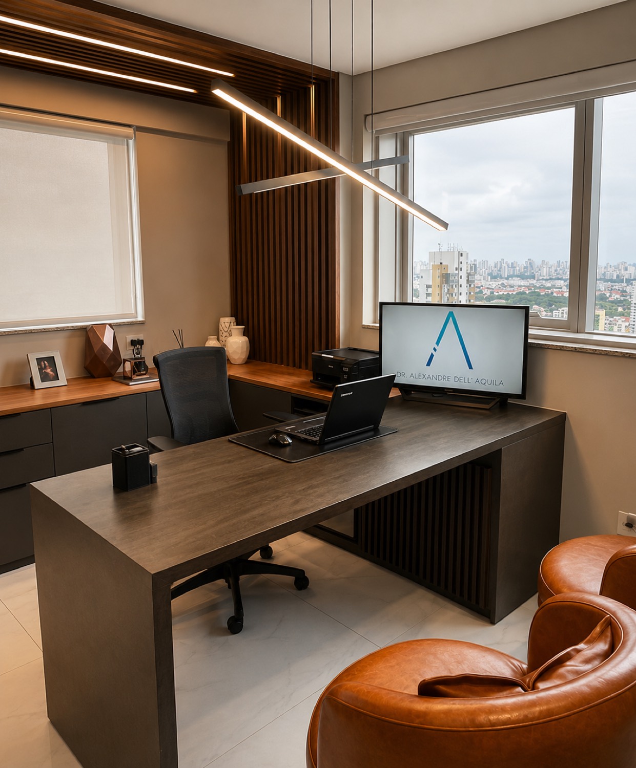 Consultório do Dr. Alexandre Dell'Aquila com vista panorâmica de São Paulo