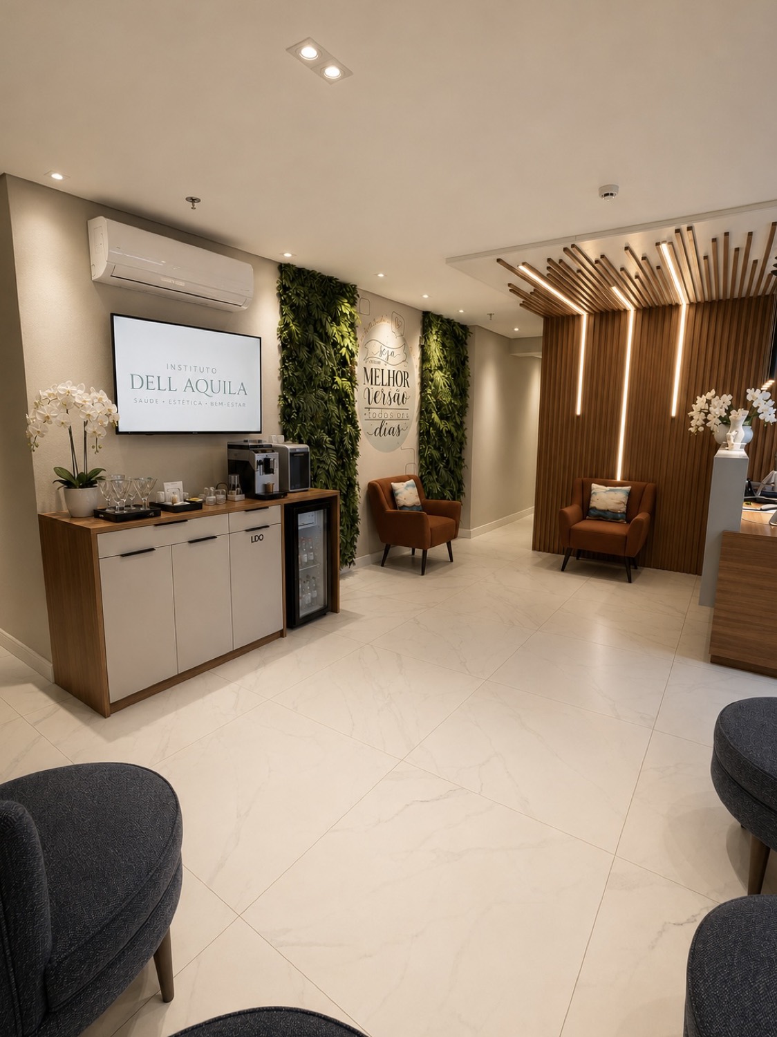 Lounge de recepção do Instituto Dell'Aquila com jardim vertical e a marca em destaque