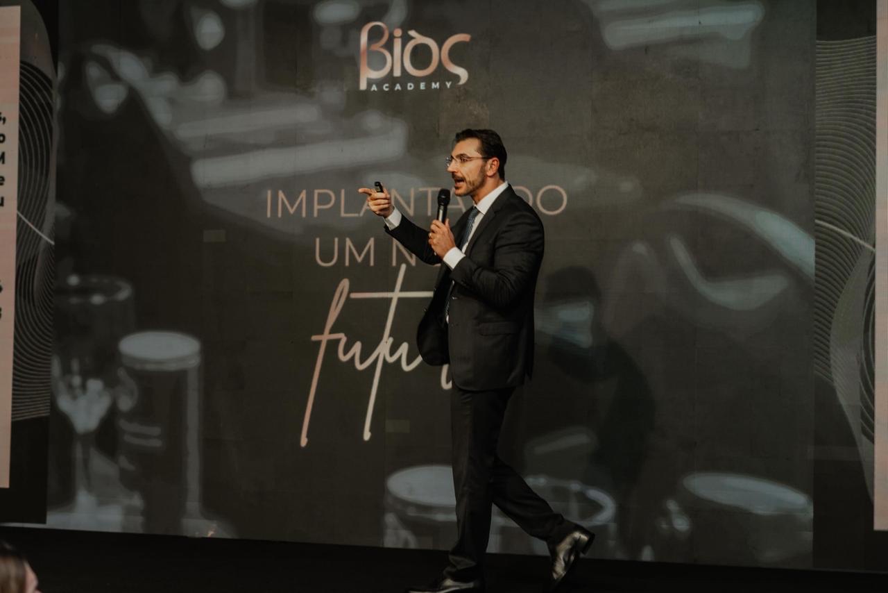 Dr. Alexandre Dell'Aquila no palco da Bios Academy