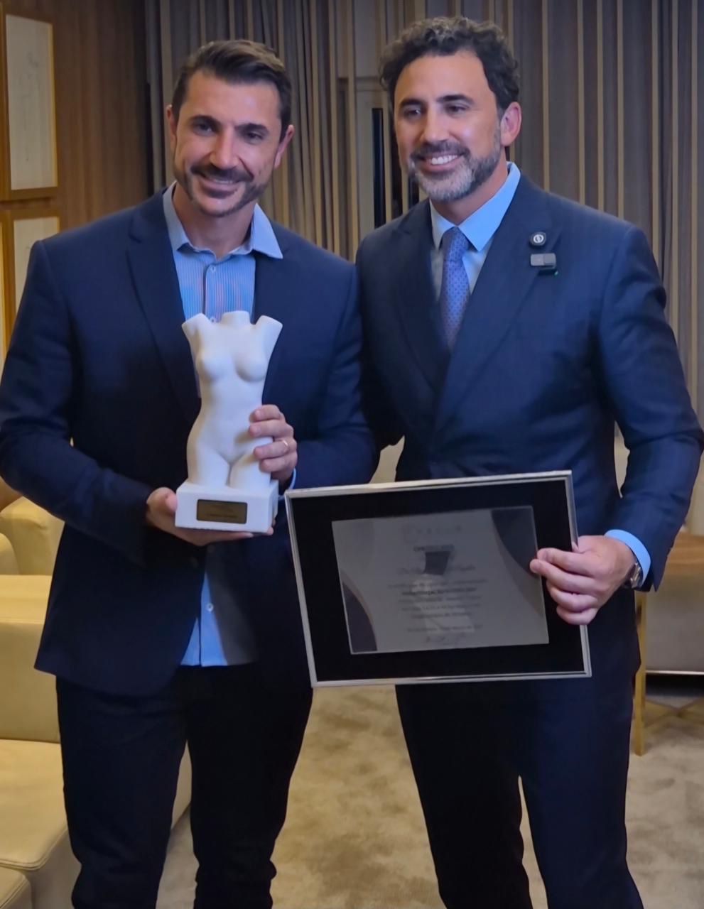 Dr. Alexandre Dell'Aquila recebendo premiação e reconhecimento